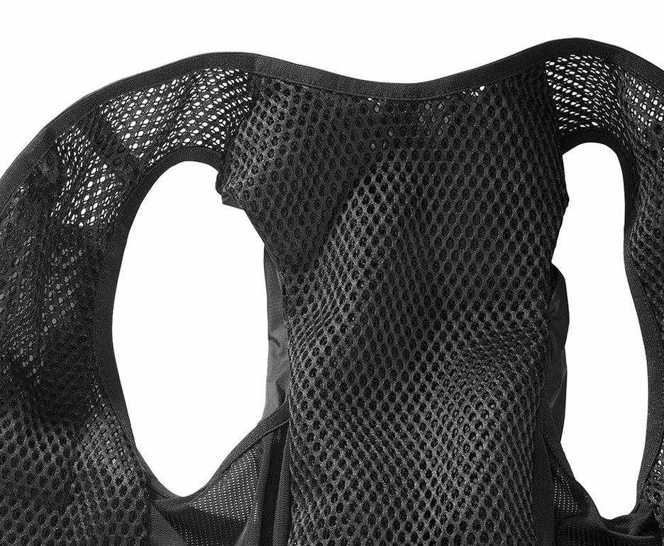 Mochila Salomon Act Skin 8 No Flakes Black/Metal