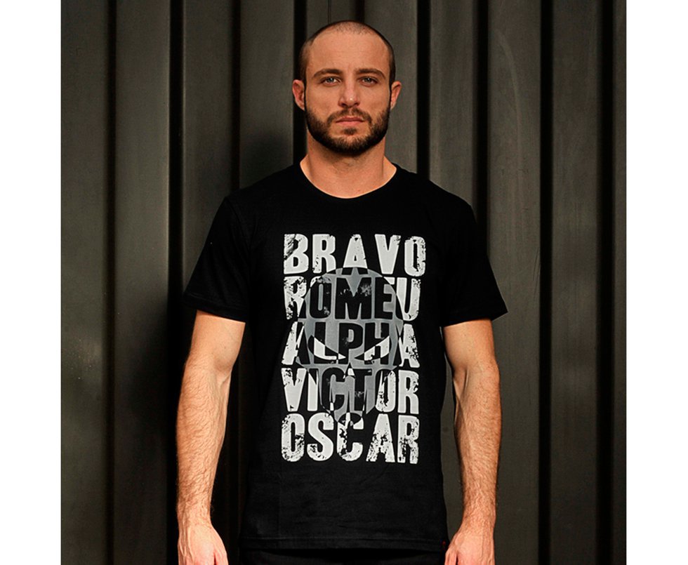 Camiseta Bravo Estampada Alfabeto Preta  - P
